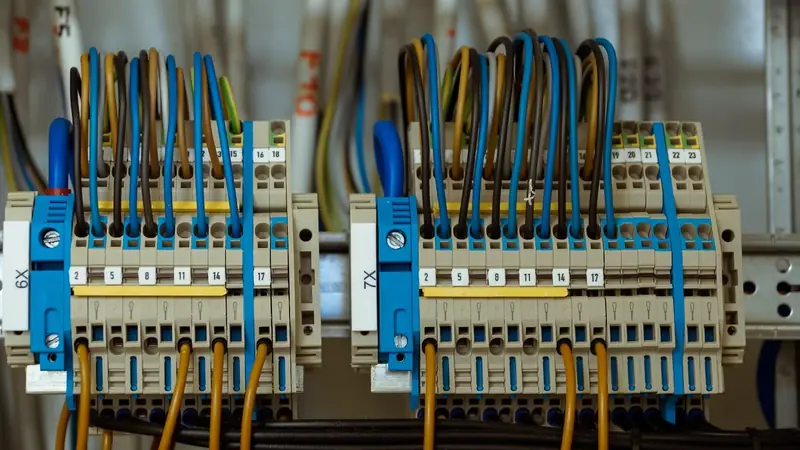 Bornes de conexión de un cuadro eléctrico con cables de colores